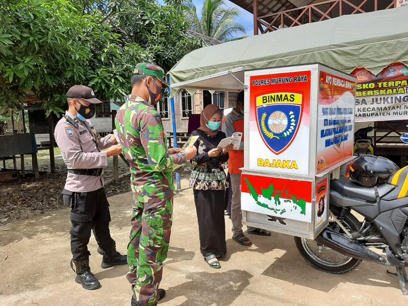 Personel Polsek Murung Berikan Bantuan kepada SDN 1 Juking Pajang