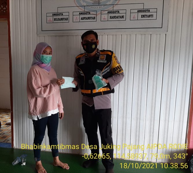 Bripka Risha Arif Yusuf Berikan Edukasi Prokes kepada Anak-anak