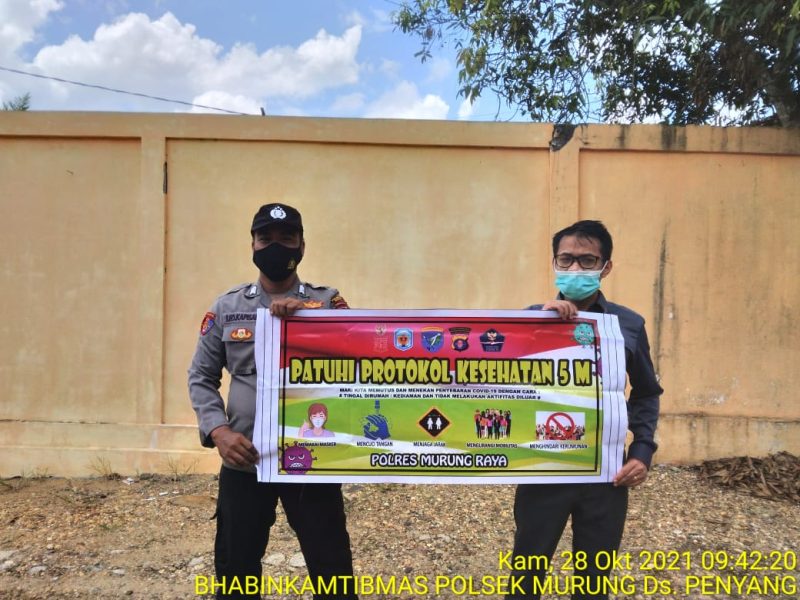 Briptu AH Tampubolon Keliling Kampung Ingatkan Warga Disiplin Prokes