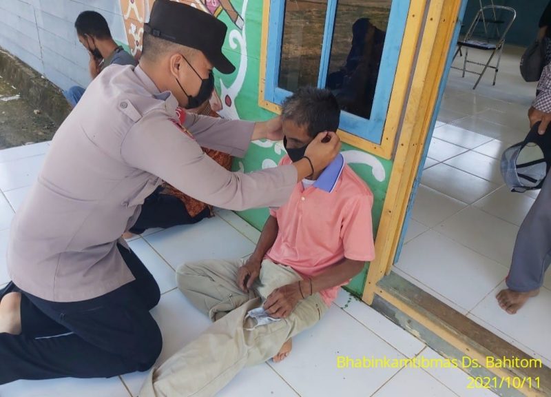 Sembari Sosialisasikan Prokes, Aipda Rodie Monitor Kegiatan Posyandu Lansia