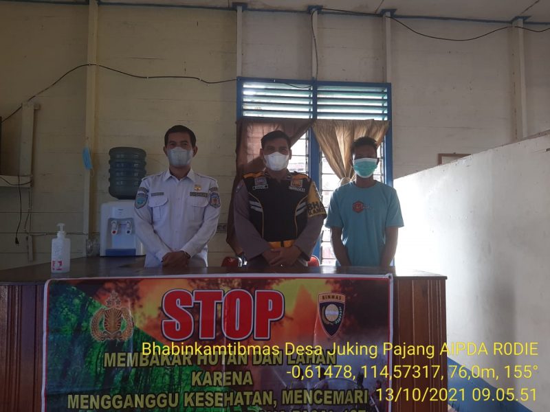 Bripka Kriswanto Sambang Rumah Warga untuk Edukasi Prokes