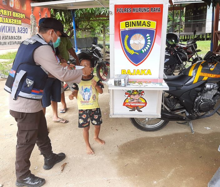 Sembari Santai, Briptu Tri Oktapianor Edukasi Warga agar Disiplin Prokes