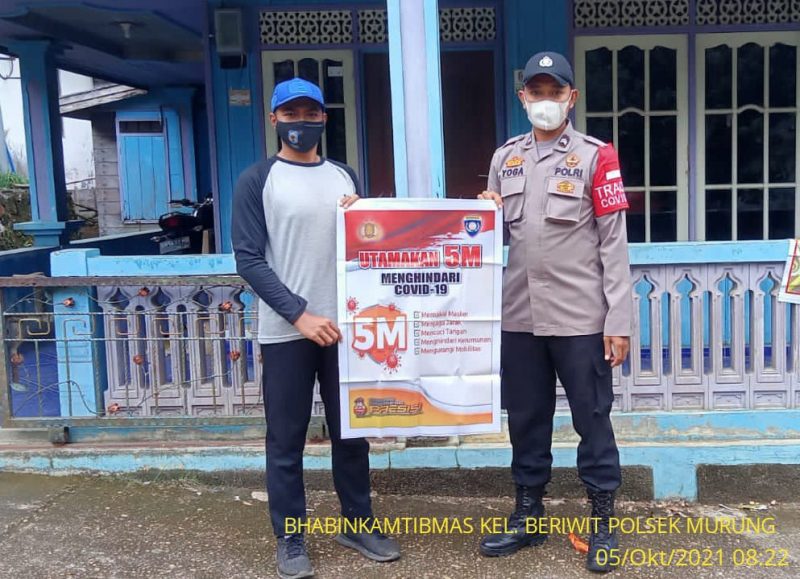 Edukasi Prokes kepada Warga dengan Berikan Masker gratis