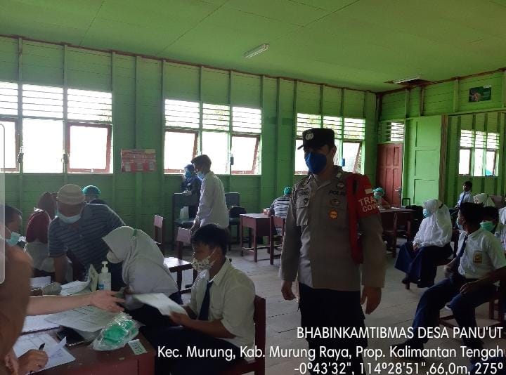 Personel Polsek Murung Pantau Vaksinasi Pelajar di Desa Panu’ut