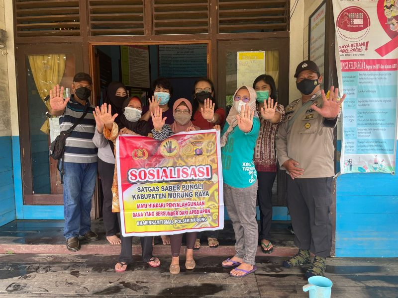 Bhabinkamtibmas Dirung Door to Door Ingatkan Prokes Covid-19