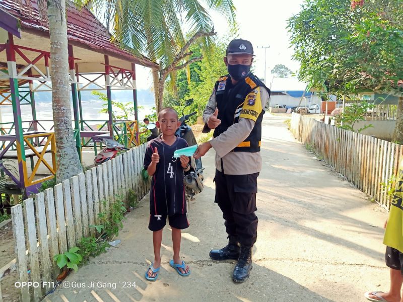 Anak-anak Antusias Baca Buku di Motor Bajaka