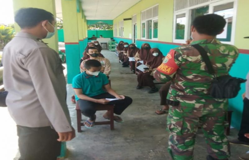 Personel Polsek Murung Monitor Vaksinasi Massal MTSN