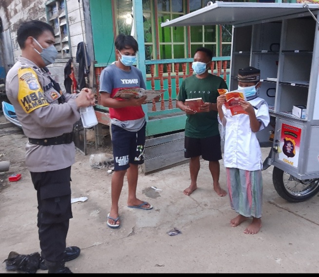 Bripka Kriswanto Sambangi Warga untuk Ingatkan Prokes