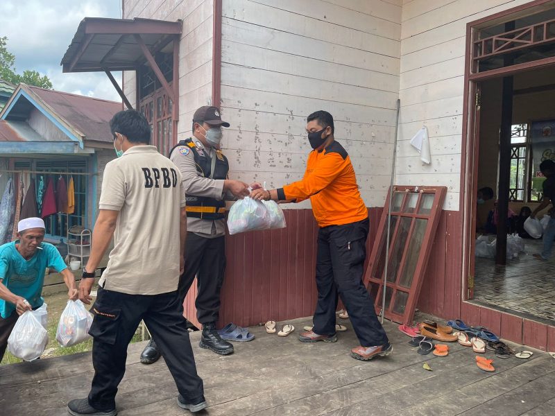 Sembari Patroli Kamtibmas, Bripka Kriswanto Imbau Warga Tetap Disiplin Prokes