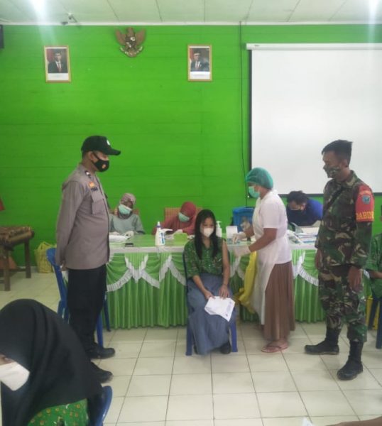 Briptu Deby Yoga P Amankan Vaksinasi Massal di SMAN 1 Puruk Cahu