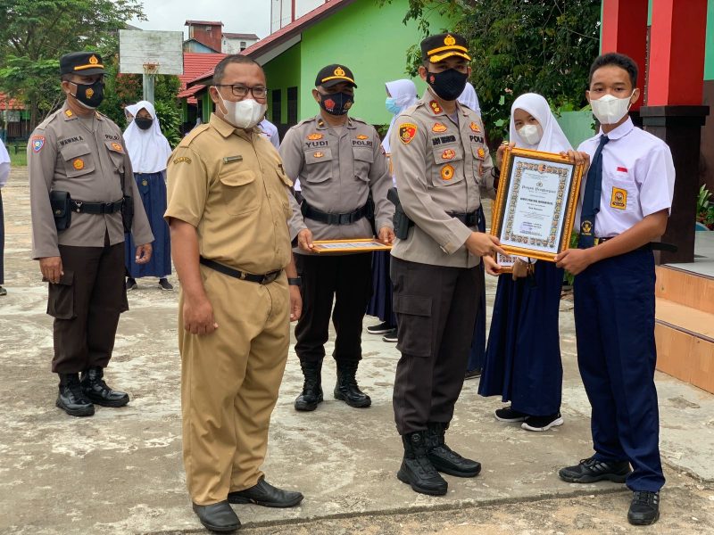 Kapolres Seruyan Berikan Penghargaan Bagi Siswa-Siswi Berprestasi