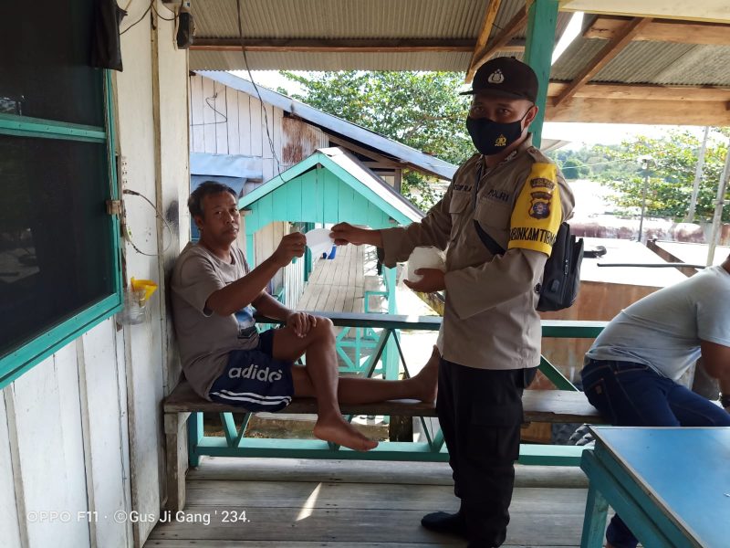 Briptu Debby Saputra Ingatkan Warga Danau Usung Disiplin Prokes