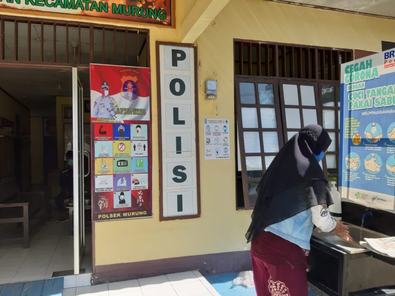 Sinergitas TNI bersama Polsek Murung Peduli Warga yang Terdampak Banjir