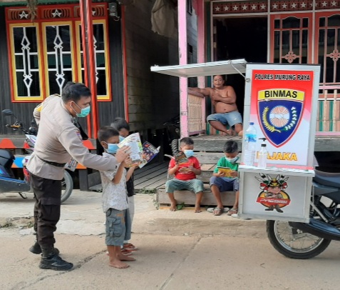 Bhabinkamtibmas Kelurahan Beriwit Sosialisasikan Prokes Covid-19