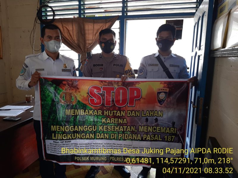 Bripka Abdul Haris Kunjungi Warga dan Berikan Masker Gratis