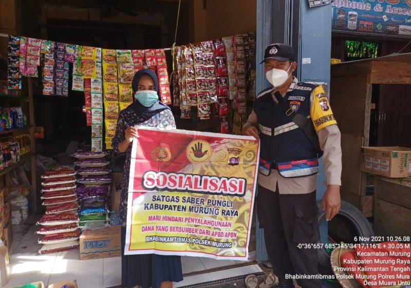 Ingatkan Prokes, Bripka Yuyu Kahalu Bagikan Masker Gratis