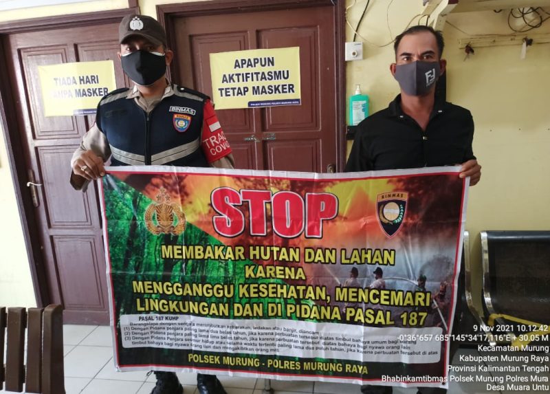 Cegah Penyebaran Covid-19 Meluas, Bripka Akhmad Kholil Bagikan Masker Gratis