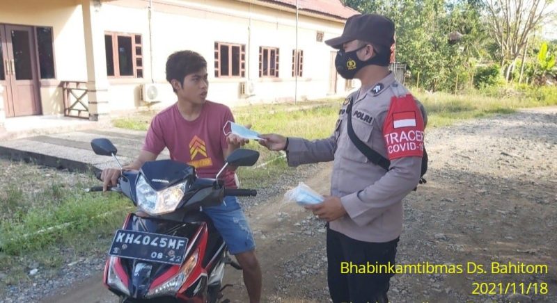 Bripka Akhmad Kholil Berikan Edukasi Disiplin Prokes kepada Anak-anak