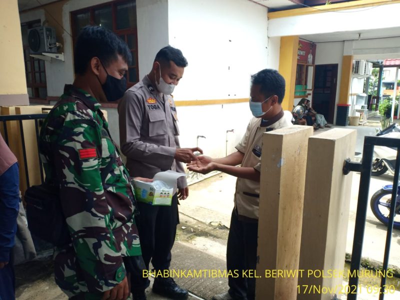 Bripka Risha Arif Yusuf Sambang Warga dan Sosialisasikan Prokes