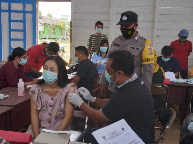 Bhabinkamtibmas Desa Muara Untu Monitor Perpustakaan Desa