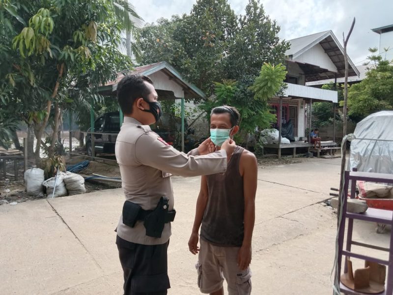Briptu Tri Oktapianor Terus Ingatkan Warga agar Taat Prokes