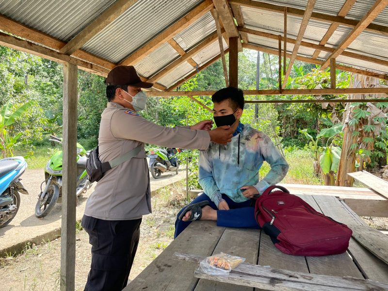 Briptu Deby Yoga Pratama Disiplinkan Warga Terapkan Prokes