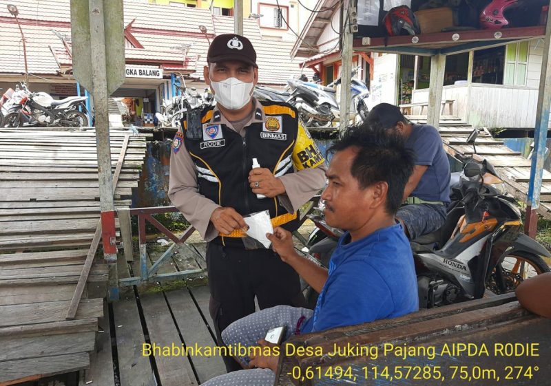 Kampanyekan Prokes Sembari Membagikan Masker Gratis
