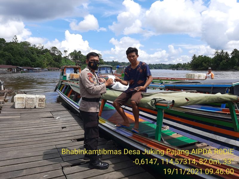 Aipda Rodie Imbau Warga di Bantaran Sungai Barito untuk Disiplin Prokes
