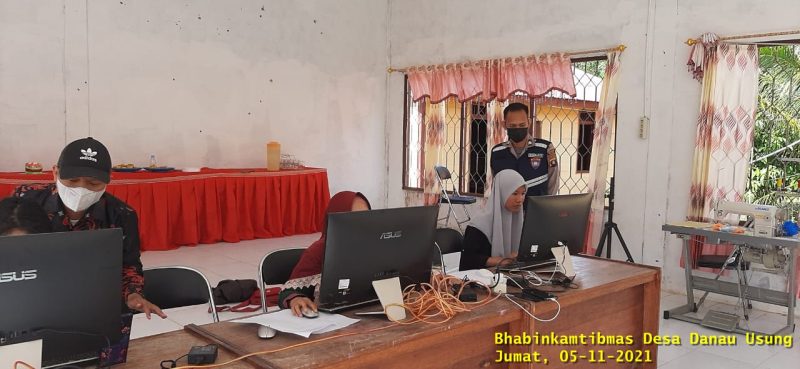 Personel Polsek Murung Amankan Vaksinasi di MTSN 1 Murung