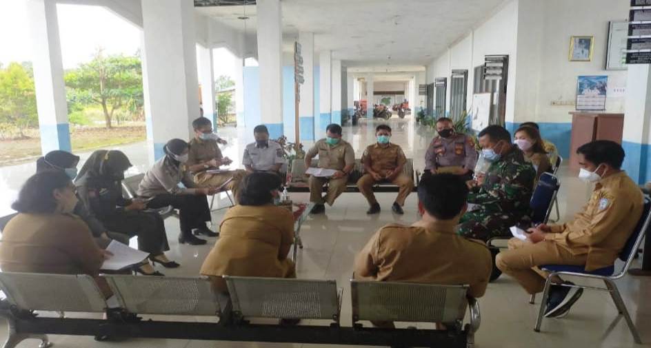 Bripka Kriswanto Sambang Warga untuk Ingatkan Prokes