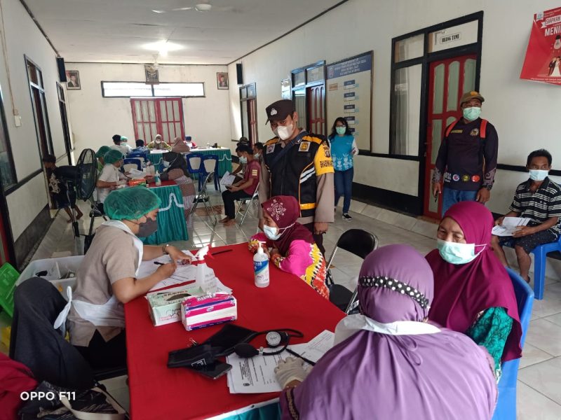 Personel Polsek Murung Pantau Kegiatan Vaksinasi Massal di Kecamatan Murung