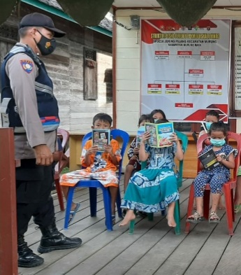 Anak-anak di Desa Antusias Baca Buku di Motor Bajaka Presisi