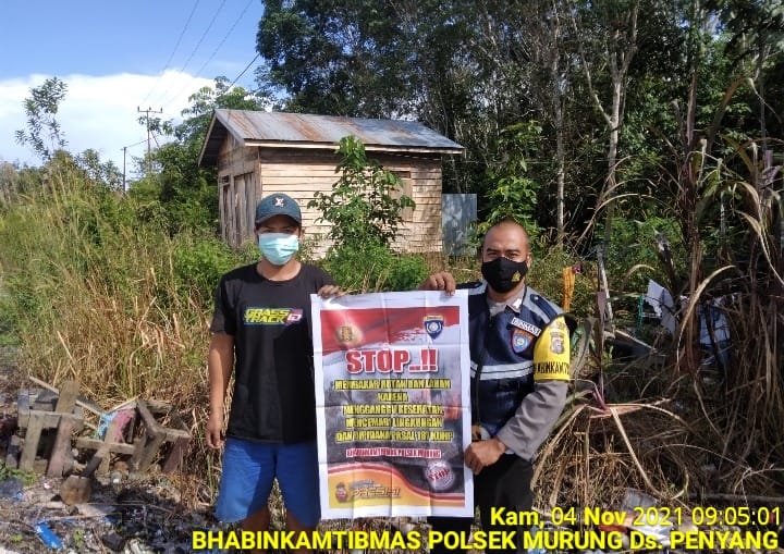 Aipda Rodie Bagikan Nasi Kotak kepada Warga di Pospol Pelabuhan