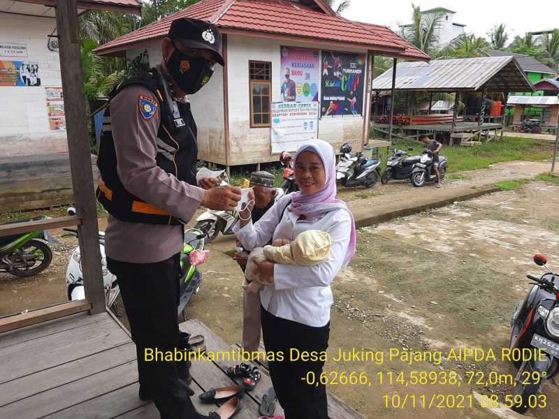 Aipda Rodie Bagi Masker kepada Warga Binaan