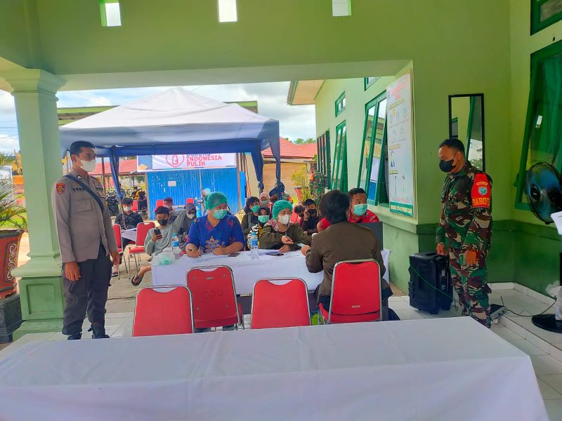 Bhabinkamtibmas Muara Bumban Sambangi Pekebun Sayur Mayur