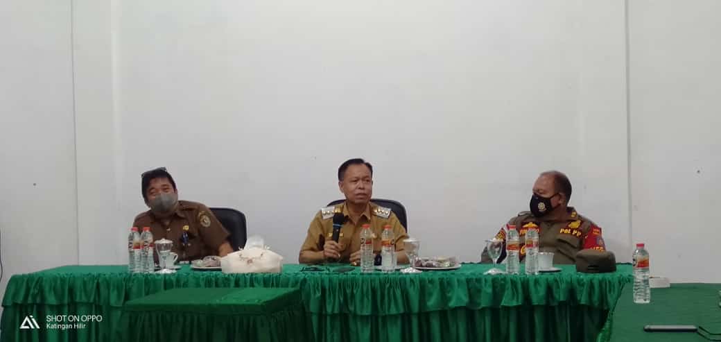 Jajaran Polres Katingan Grebek Pasar dan Bagikan Masker