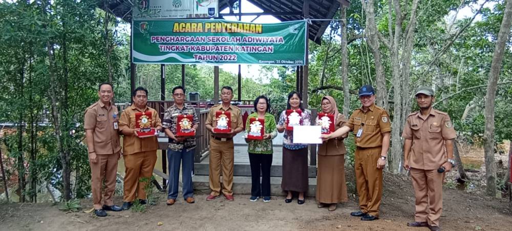 DLH Kabupaten Katingan Berikan Penghargaan Sekolah Adiwiyata Tahun 2022