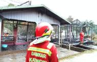 Dua Rumah Berkonstruksi Kayu di Desa Samba Katung Ludes Terbakar