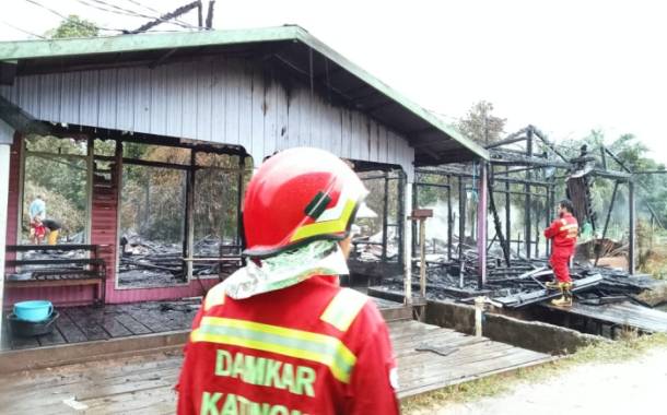 Dua Rumah Berkonstruksi Kayu di Desa Samba Katung Ludes Terbakar