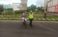 Satlantas Polres Seruyan Bantu Anak Sekolah Menyeberang Jalan