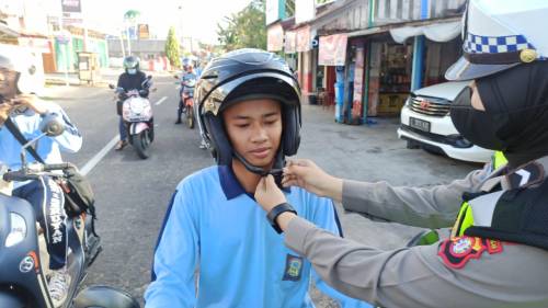 Satlantas Polres Seruyan Selalu Ingatkan Pengendara Sepeda Motor Klik Helm