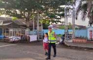 Anggota Satlantas Polres Seruyan Bantu Anak Sekolah Menyebrang Jalan
