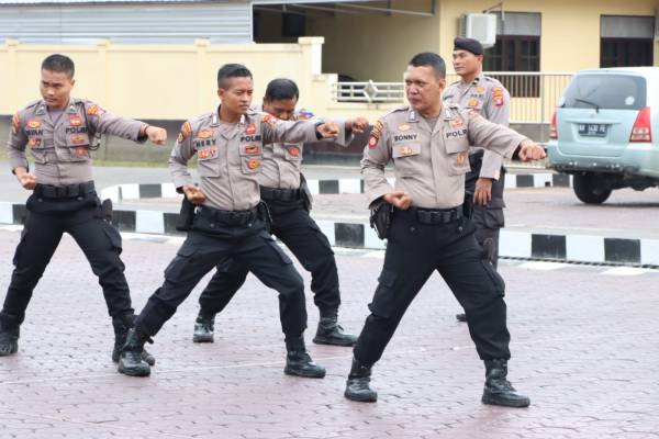 Asah Kemampuan, Anggota Polres Seruyan Lakukan Latihan Beladiri Polri