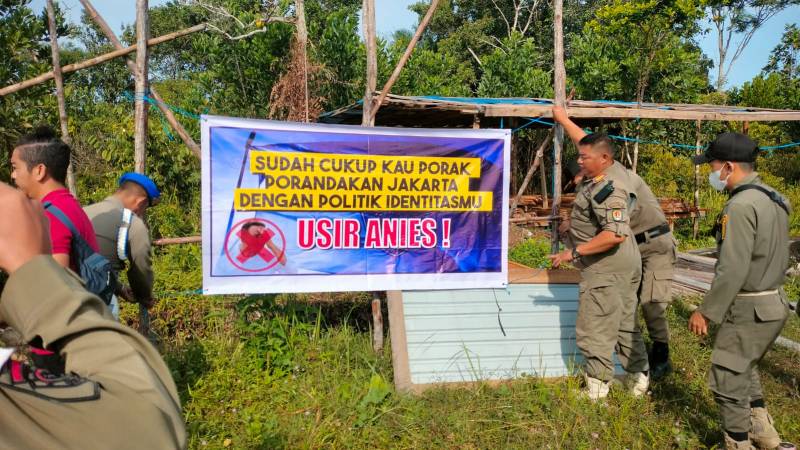 Satpol PP Tertibkan Spanduk Bernada Provokatif di Kasongan