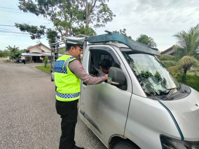 Anggota Satlantas Tegur Pengendara Tanpa Sabuk Pengaman