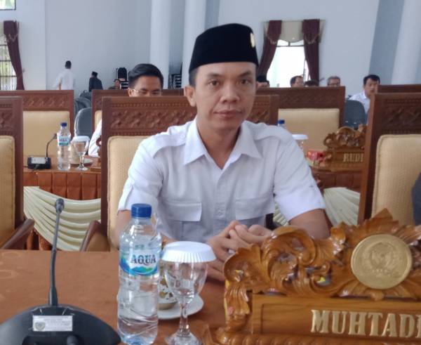 Dewan Minta Camat Perjuangkan Hak Warganya