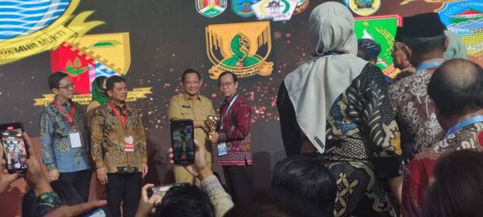 Bupati Katingan Terima Penghargaan Universal Health Coverage
