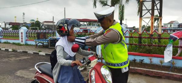 Satlantas Polres Seruyan Edukasi Klik Helm Saat Berkendara
