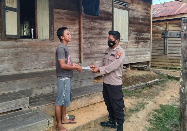 Polsek Seruyan Hulu Bagikan Masker untuk Warga