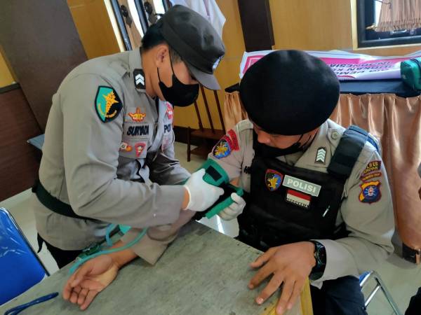 Sidokkes Berikan Layanan Pemeriksaan Kesehatan di Klinik Polres Seruyan